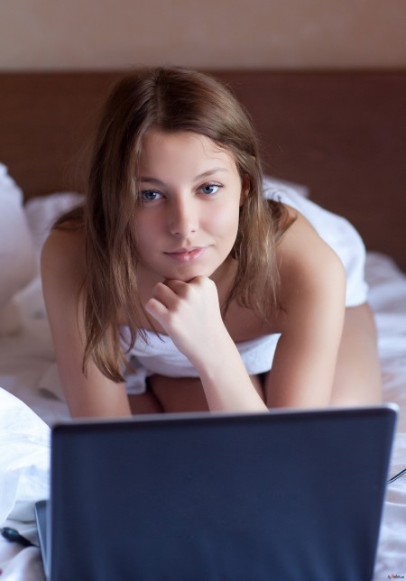 Фото голой девушки: Красавица  порстель и компьютер