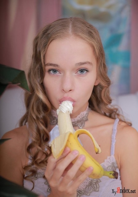 Фото голой девушки: с бананом