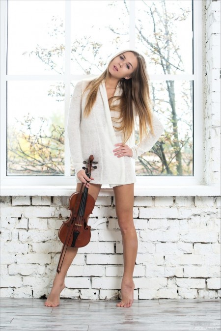 Фото голой девушки: Скрипачка  эротические фантазии с музыкальным инструментом
