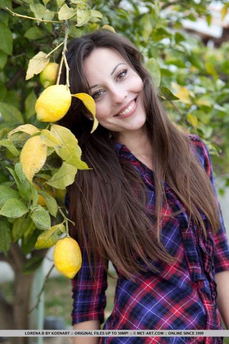 возле деревца с лимоном