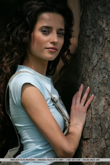 Irina B раздевается возле дерева на травке