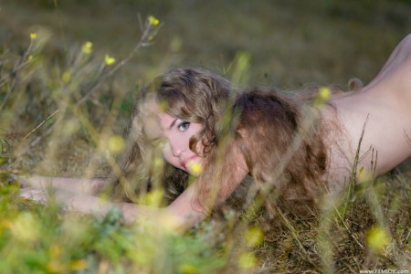 Фото голой девушки: позирует голая на природе