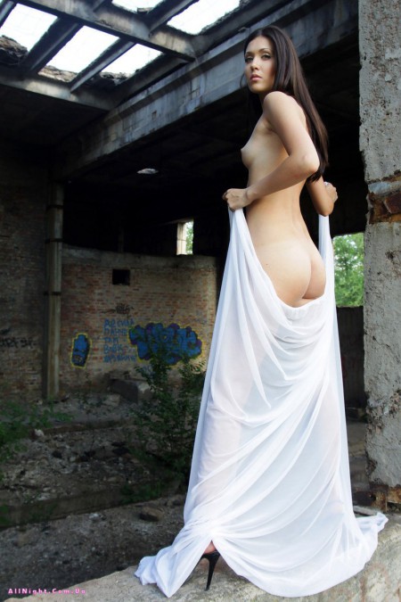 Фото голой девушки: Голая  одна на заброшенной стройке