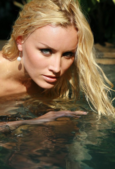 Liza K в бассейне на загородной вилле