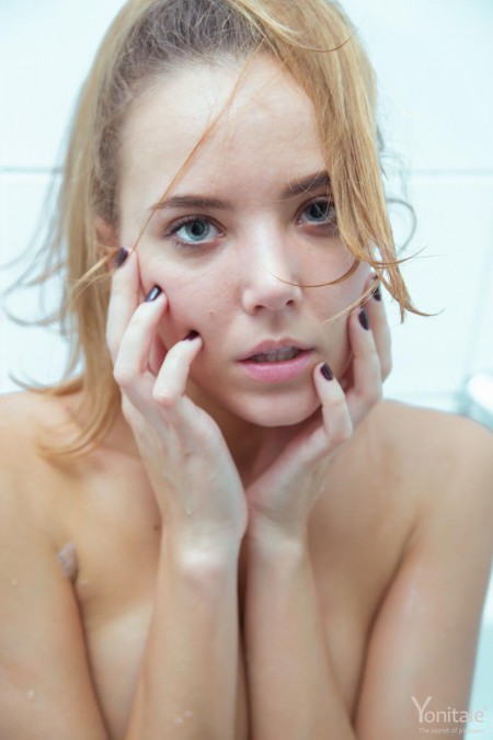 Фото голой девушки: в ванне