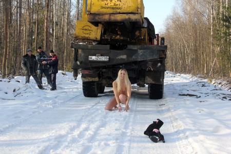 Фото голой девушки: на лесной дороге