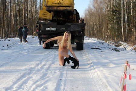 Фото голой девушки: на лесной дороге