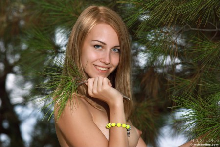 Фото голой девушки: в сосновом лесу
