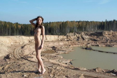 Maria Kolosova среди песка