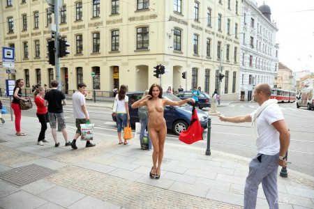 Фото голой девушки: голая в городе