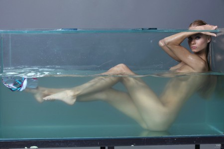 Фото голой девушки: в аквариуме