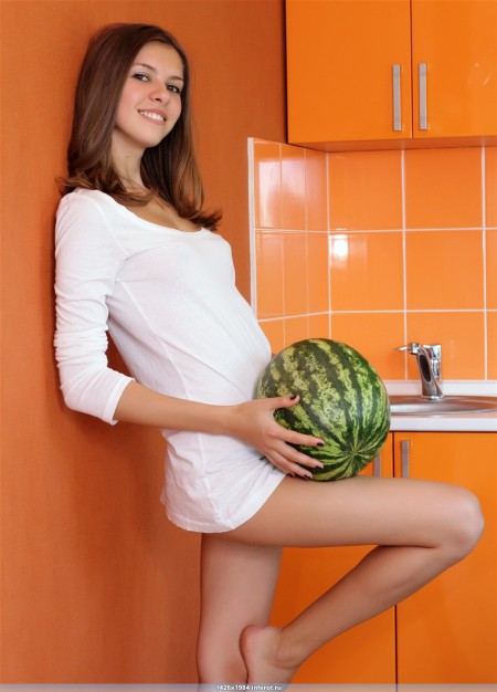 Фото голой девушки: Красивая голая девушка на кухне с арбузом