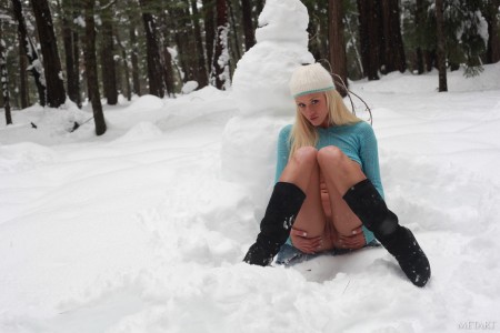 Фото голой девушки: Зимние забавы очаровашки