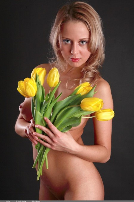 Фото голой девушки: Жёлтые тюльпаны