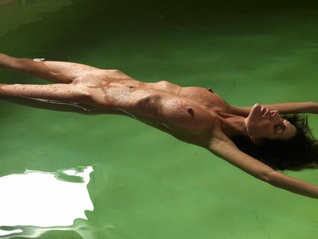 Брюнетка  в бассейне - Orsi Green Pool