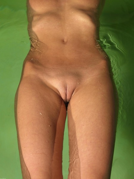 Брюнетка  в бассейне - Orsi Green Pool