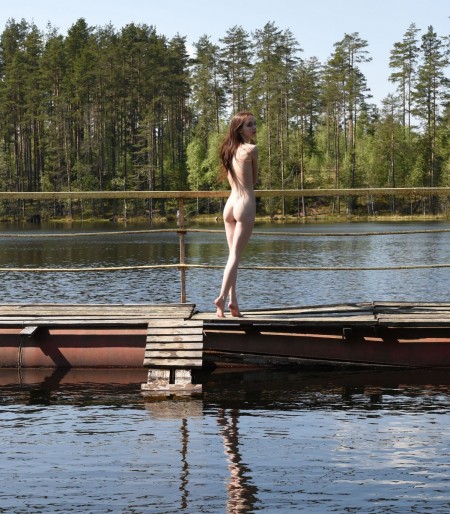 Фото голой девушки: голая у озера