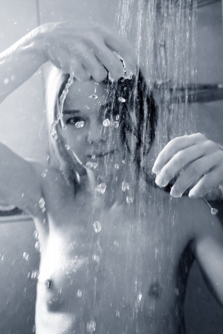 Милая девочка  принимает душ