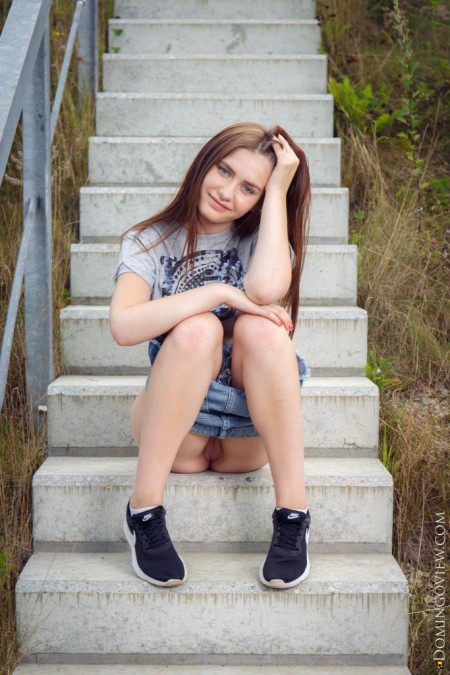 Фото голой девушки: Позирует Обнаженная На Лестнице