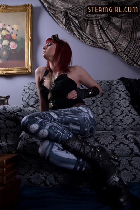 Фото голой девушки: Lady Bathory, косплей, татуированные, рыжие, на диване(эротика)