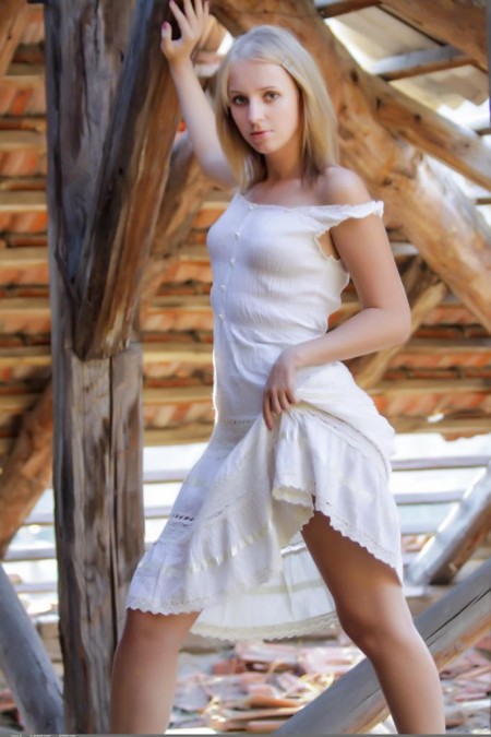 Ilona D в белом платье