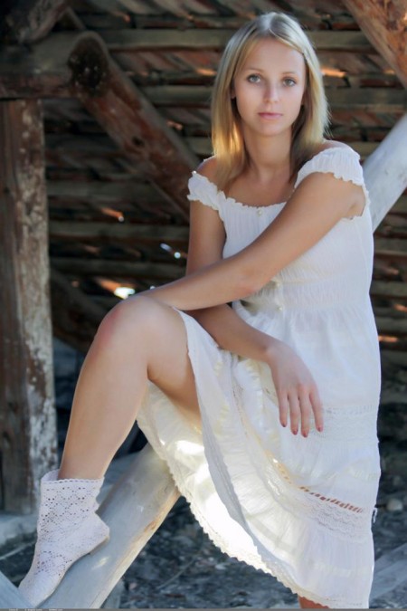 Ilona D в белом платье