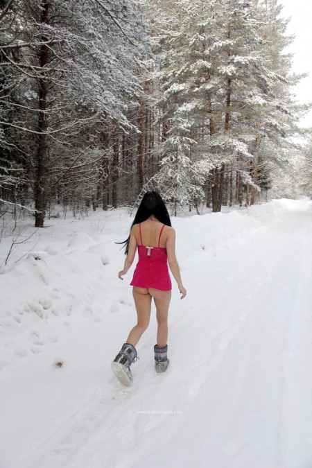 Фото голой девушки: зимняя девушка