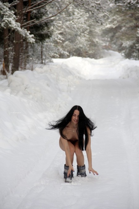 Фото голой девушки: зимняя девушка