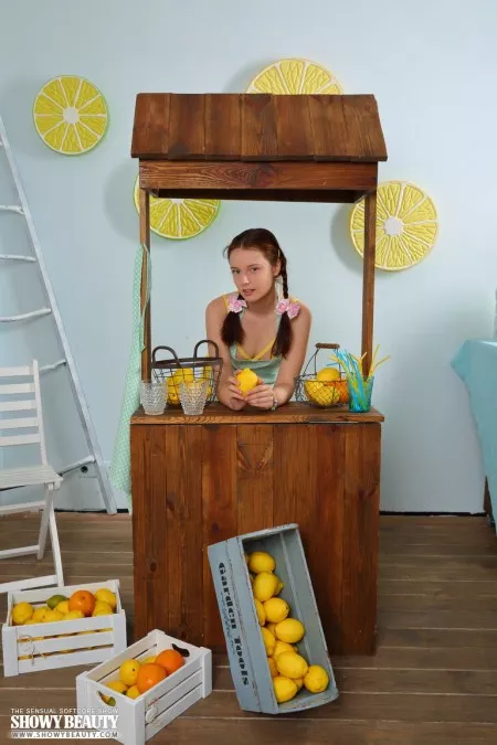 Молодая рыжеволосая Ким раздевается догола в своем киоске с лимонадом, чтобы поднять бизнес