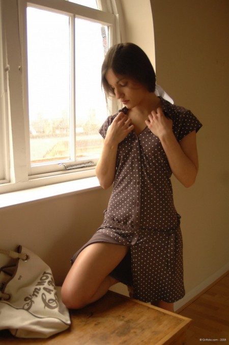  Одинокая девушка снимает платье и нижнее белье перед окном