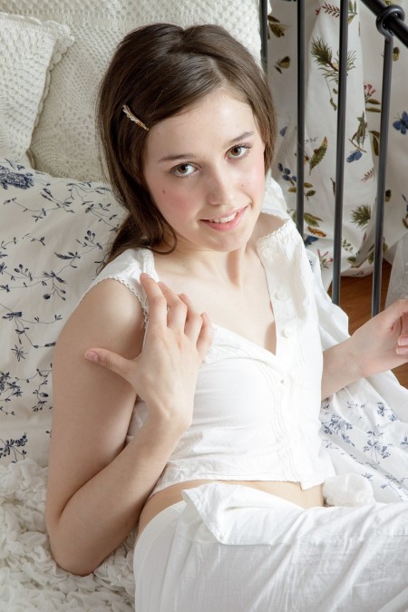 Фото голой девушки: милашка показывает свои крошечные груди с пухлыми сосками и свою сладкую пушистую киску