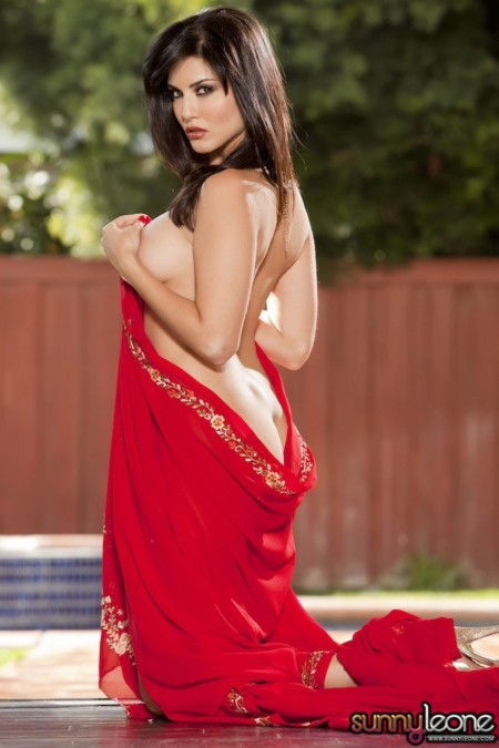 Фото голой девушки: Индийская порнозвезда сбрасывает свою красную накидку и показывает большие сиськи