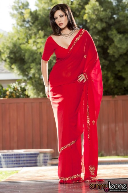 Фото голой девушки: Индийская порнозвезда сбрасывает свою красную накидку и показывает большие сиськи
