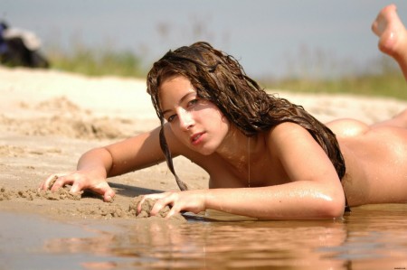 Фото голой девушки: Вид на воду