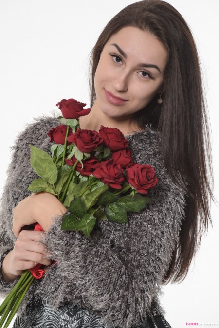 Фото голой девушки: любит красные розы