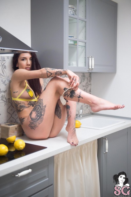Фото голой девушки: Татуированная Брюнетка на кухне