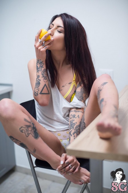Фото голой девушки: Татуированная Брюнетка на кухне