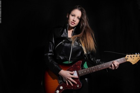 Lucia Javorcekova Воздушная гитара