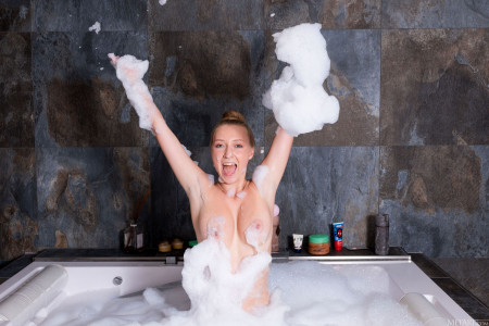 Фото голой девушки: Пузырчатое время в ванной