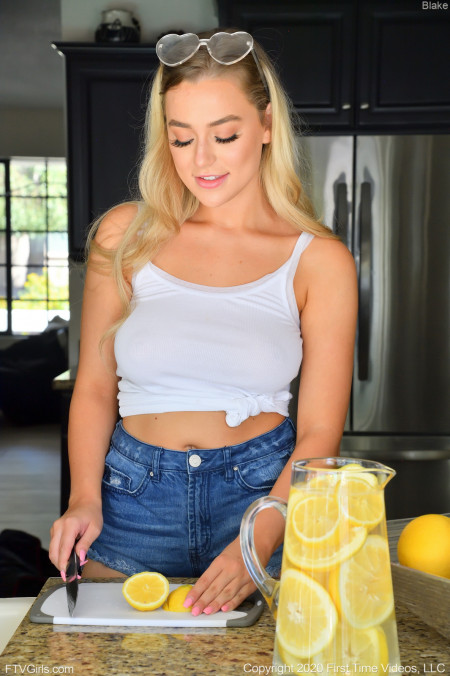 Фото голой девушки: Освежающий лимонад