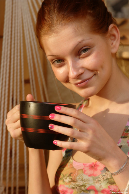 Фото голой девушки: чашка чая