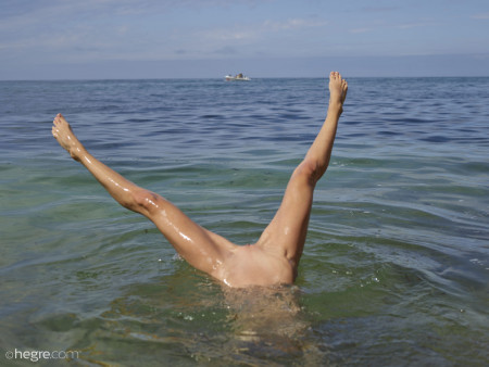 Фото голой девушки: Атлантический океан