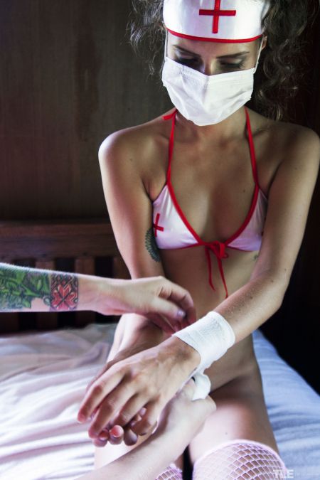 Фото голой девушки: Сексуальная медсестра