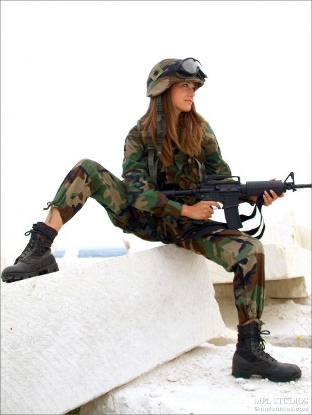 -в армии есть и такие девушкию