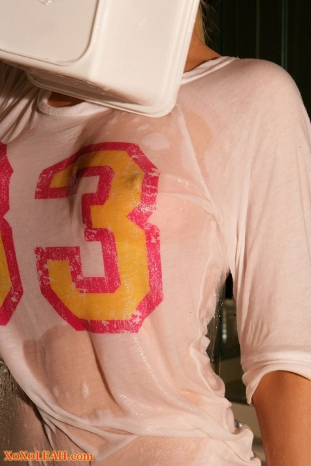 Xoxo Leah Молоденькая  в мокрой футболке