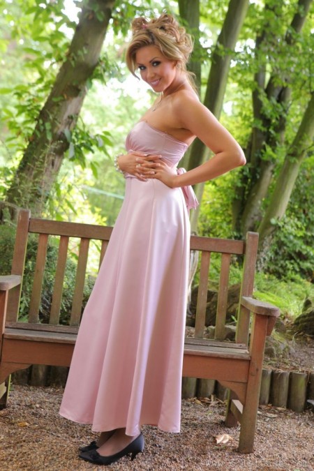 Фото голой девушки: в вечернем платье на садовой скамейке (зротика)