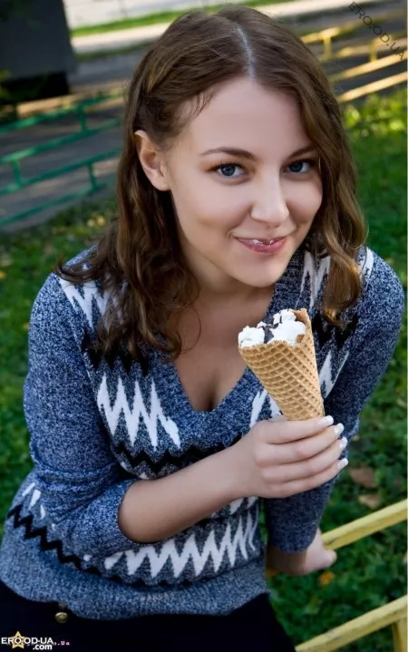 Прекрасная  ест мороженое