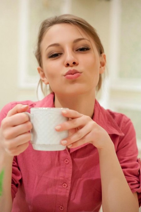 Фото голой девушки: Красавица  пьет чаи и балуется в постеле