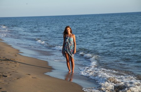 Фото голой девушки: на берегу моря