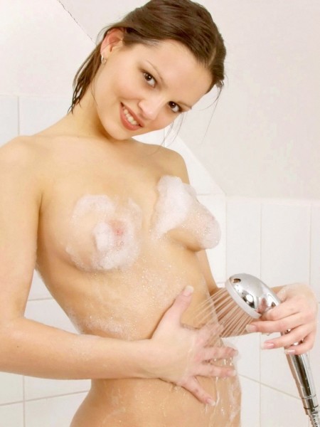 Фото голой девушки: Прелестная  в ванной
